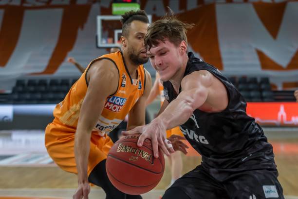 向谨慎保守 向谨慎保守